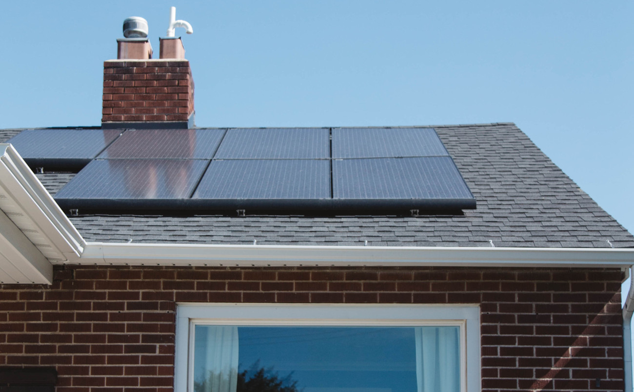 Tejado de una casa con paneles solares